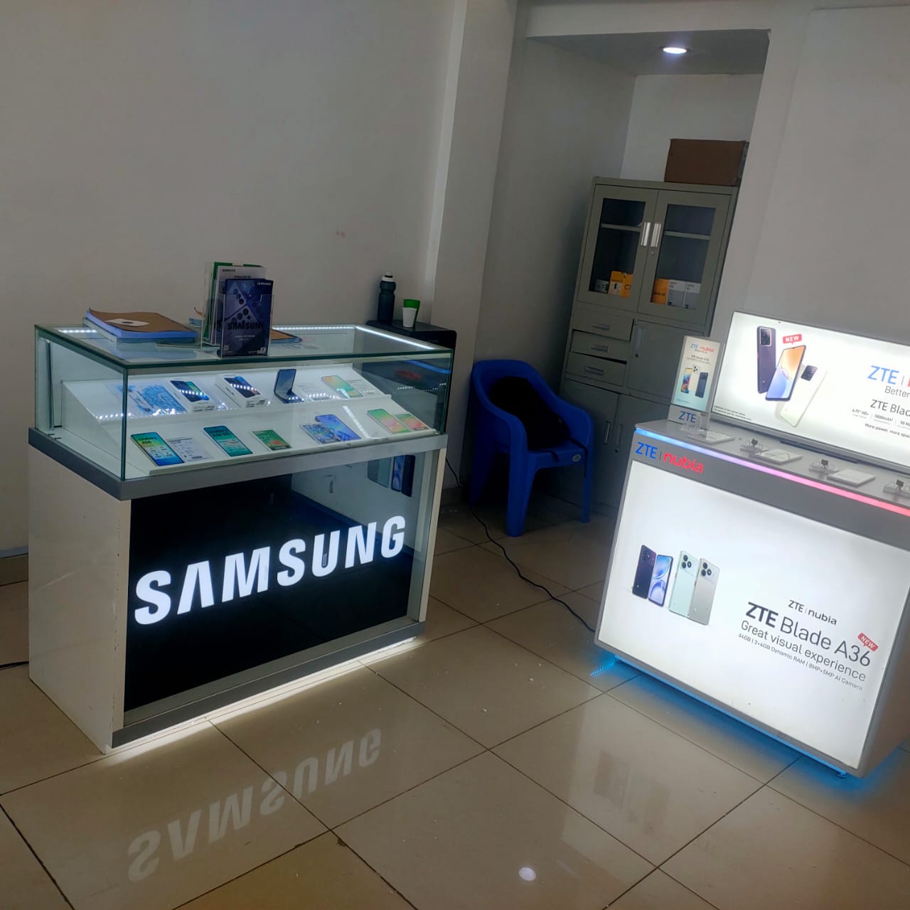 Samsung and ZTE phone displays at a Jixels outlet